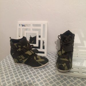 Wedge camo boots